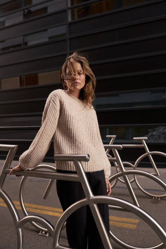 Sweter z perełkami beżowy