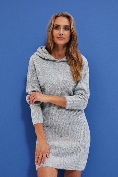 Prążkowana sukienka z kapturem