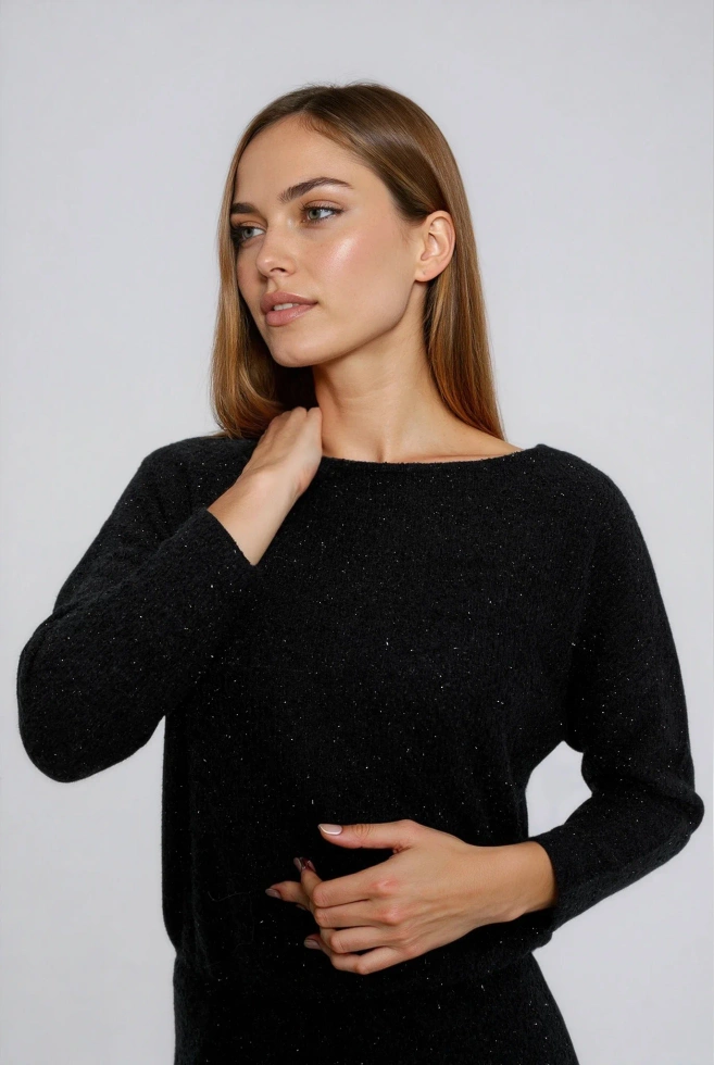 Sukienka ozdobiona błyszczącą nitką czarna