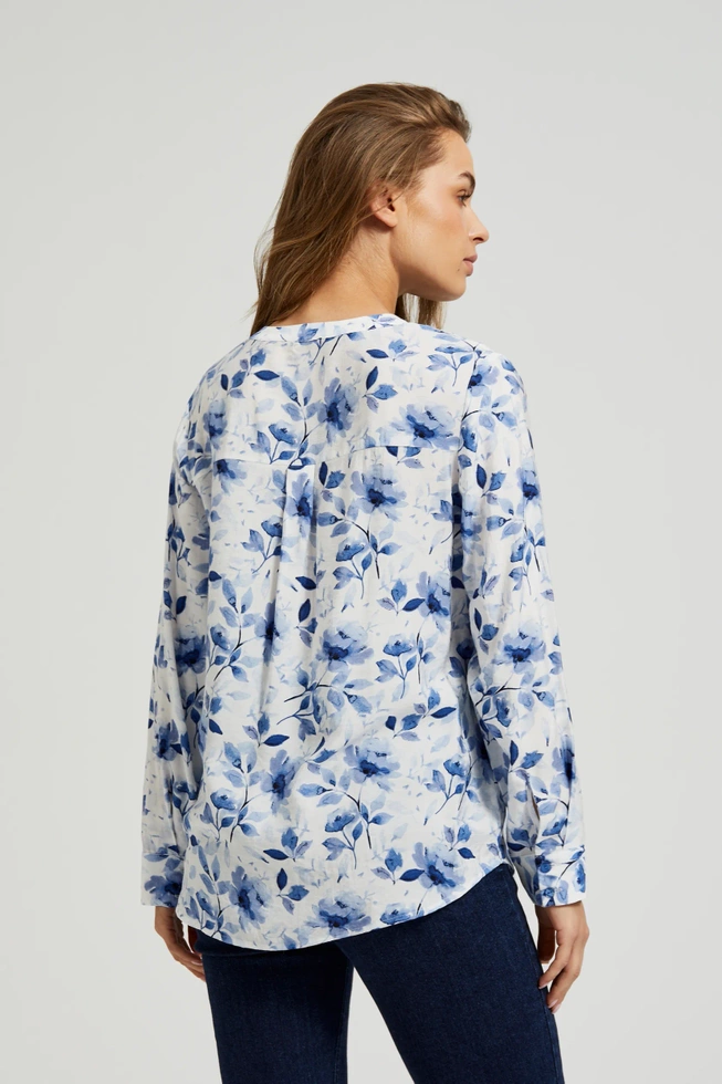 Koszula z nadrukiem kwiatów i długimi rękawami biała