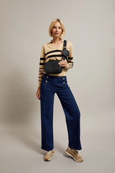 Mała torebka na szerokim pasku czarna