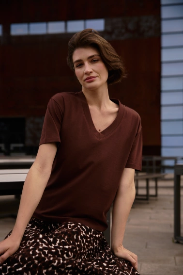 T-shirt z dekoltem w serek brązowy