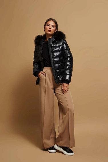 Pikowana kurtka z futrzanym kapturem