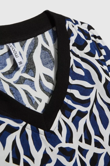 Koszula z geometrycznym wzorem i dekoltem w serek 