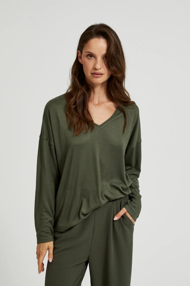 Sweter z dekoltem w serek i obniżoną linią ramion oliwkowy