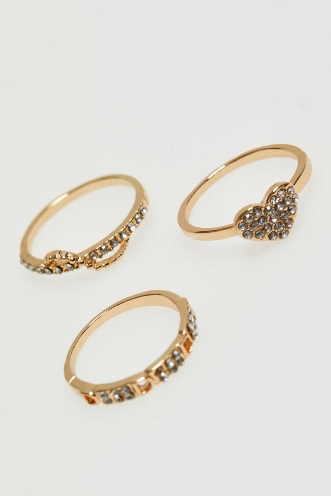 Pierścionki w kolorze złota ozdobnione cyrkoniami