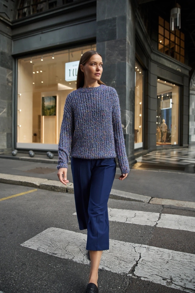 Sweter ozdobiony kolorową nitką granatowy