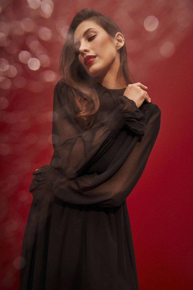 Sukienka z bufiastymi rękawami i kołnierzykiem czarna