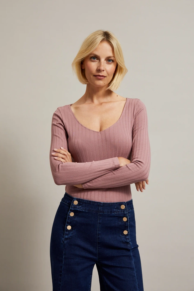 Prążkowana bluzka z dekoltem w serek