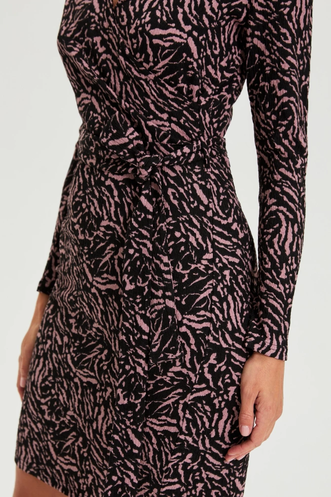 Dopasowana sukienka czarna