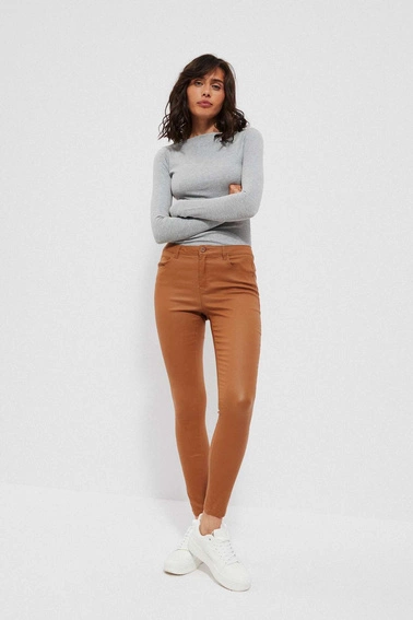 Woskowane spodnie o dopasowanym kroju karmelowe