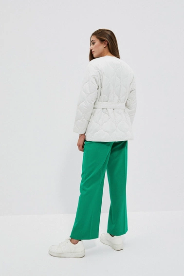 Pikowna kurtka z paskiem w talii perłowa