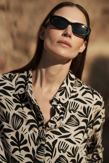 Sukienka z dekoltem zapinanym na guziki beżowa