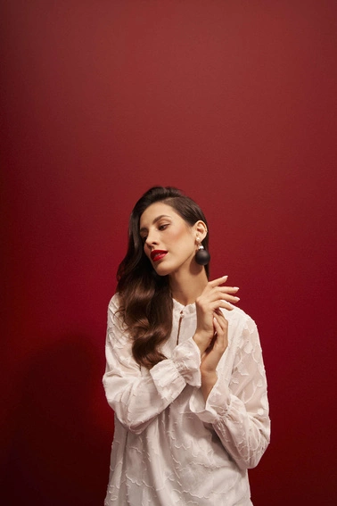 Biała koszula z ażurowymi rękawami