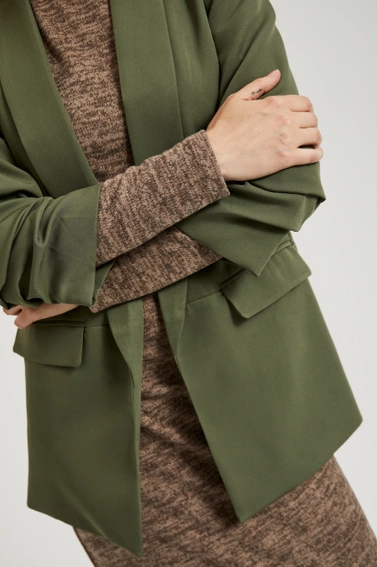 Gładka marynarka z marszczonymi rękawami 3/4 oliwkowa 