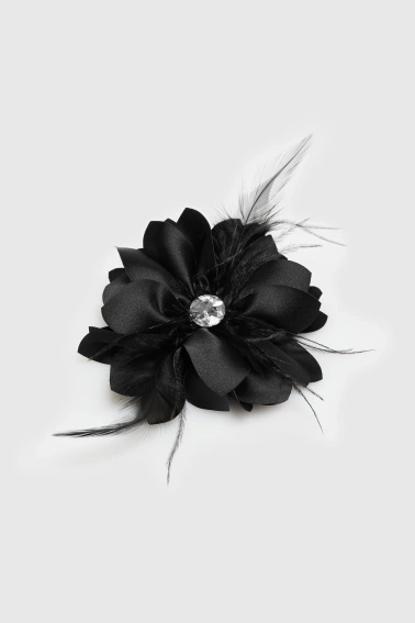 Broszka z tkaninowym kwiatem czarna
