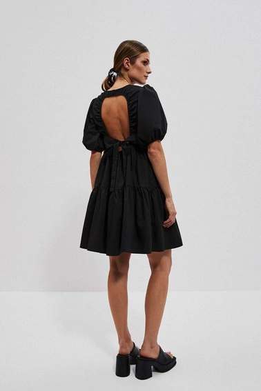 Sukienka z odkrytymi plecami