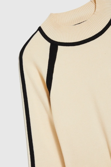 Sweter z półgolfem beżowy