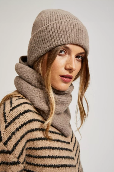 Czapka ozdobiona metaliczną nitką kawowa