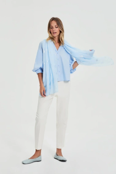 Szal z metalicznym nadrukiem błękitny