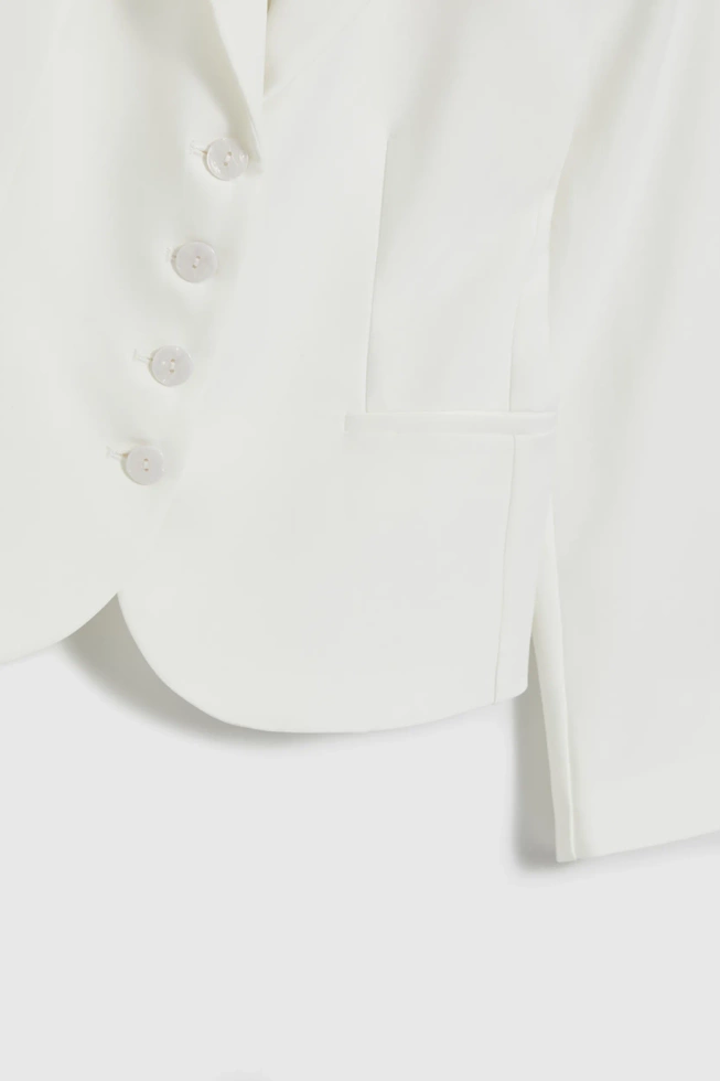 Krótka marynarka zapinana na guziki biała