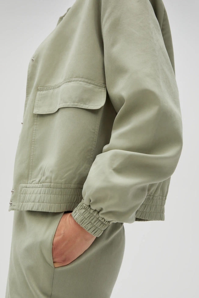 Kurtka bomberka z kieszeniami oliwkowa