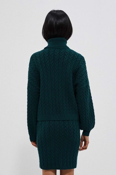 Sweter w warkoczowy splot z golfem szmaragdowy