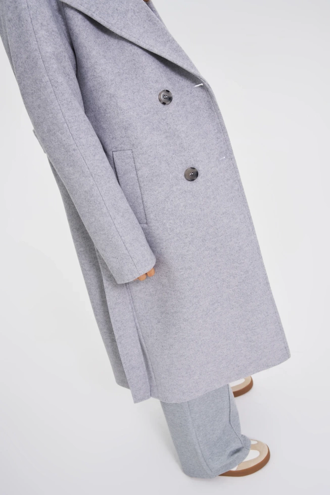 Długi płaszcz w kapturem szary