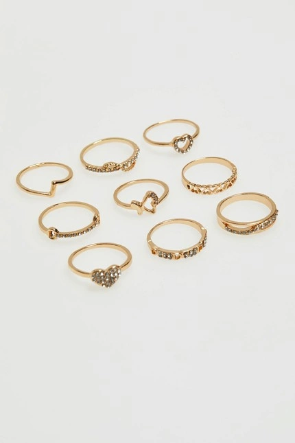 Pierścionki w kolorze złota ozdobnione cyrkoniami