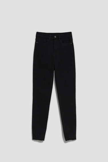 Dopasowane jeansy z postrzępioną nogawką