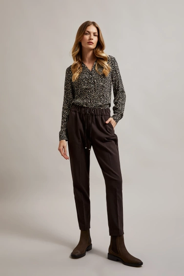 Spodnie z prostą nogawką i wiązaniem w pasie brązowe