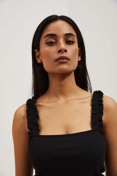 Prążkowany top z szerokimi ramiączkami czarny