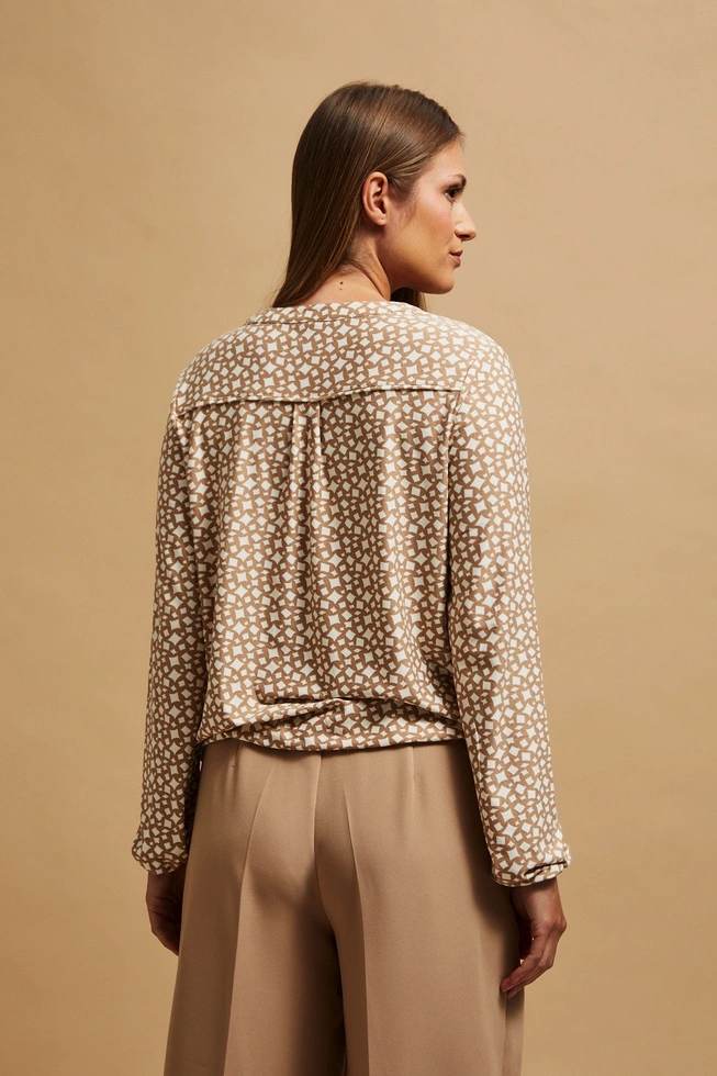 Wzorzysta bluzka z dekoltem w serek perłowa