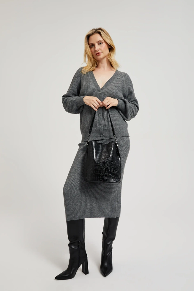 Torebka ozdobiona wężowym wzorem czarna