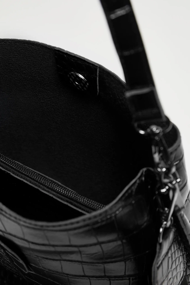 Torebka ozdobiona wężowym wzorem czarna