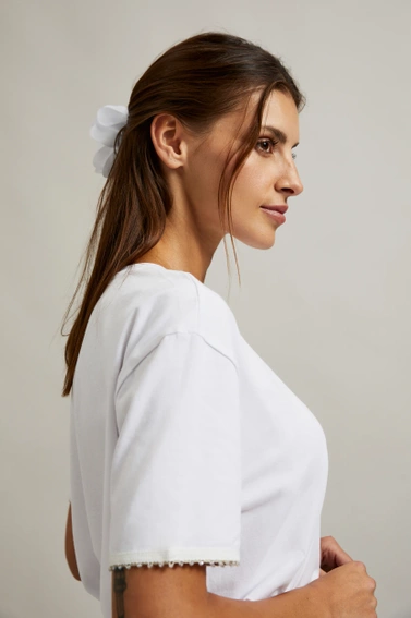 Bluzka z koralikami na rękawach biała