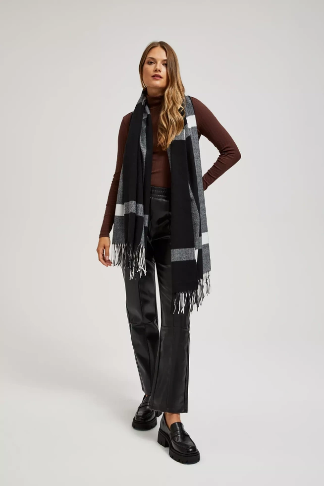 Szalik w kratę z frędzlami czarno-biały
