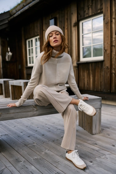 Sweter z golfem beżowy 