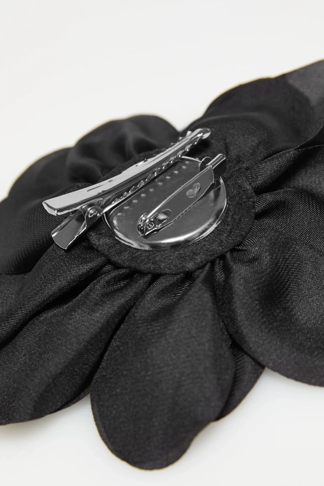 Broszka z materiałowym kwiatem czarna