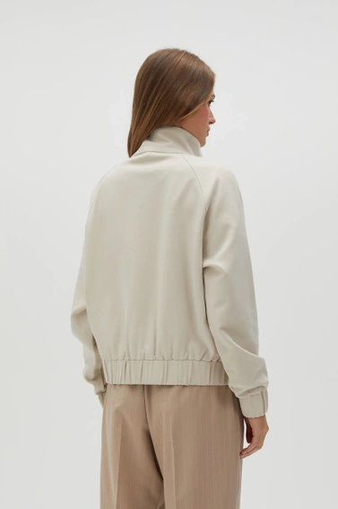 Kurtka z dużymi kieszeniami beżowa