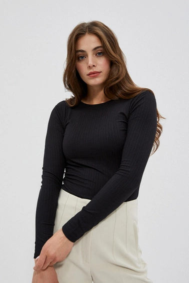 Bluzka z dekoltem na plecach i ozdonym łańcuszkiem