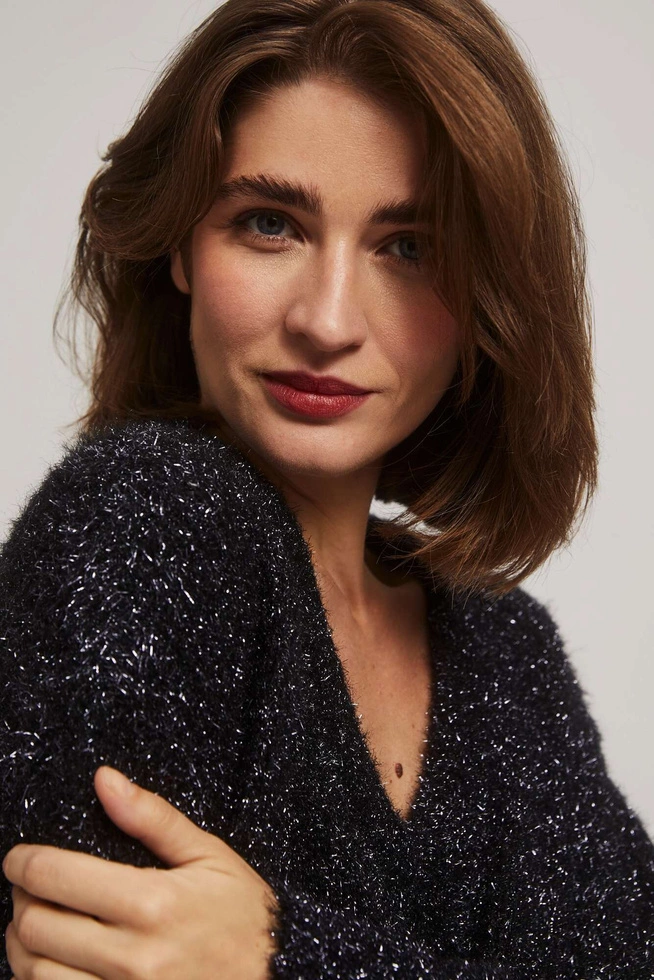 Sweter z dekoltem w serek i metaliczną nitką