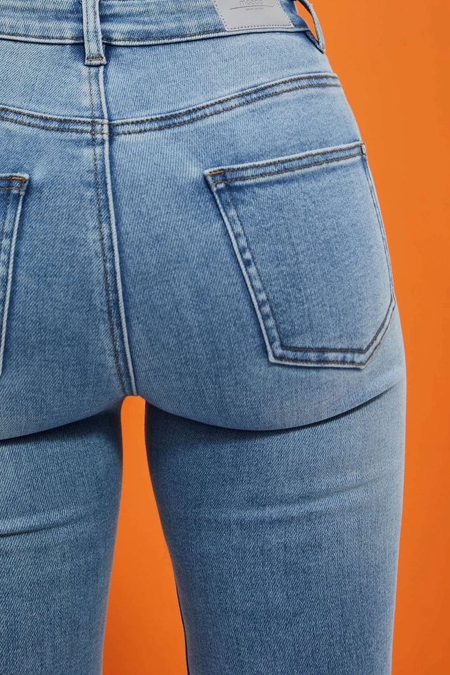 Jeansy z rozcięta nogawką