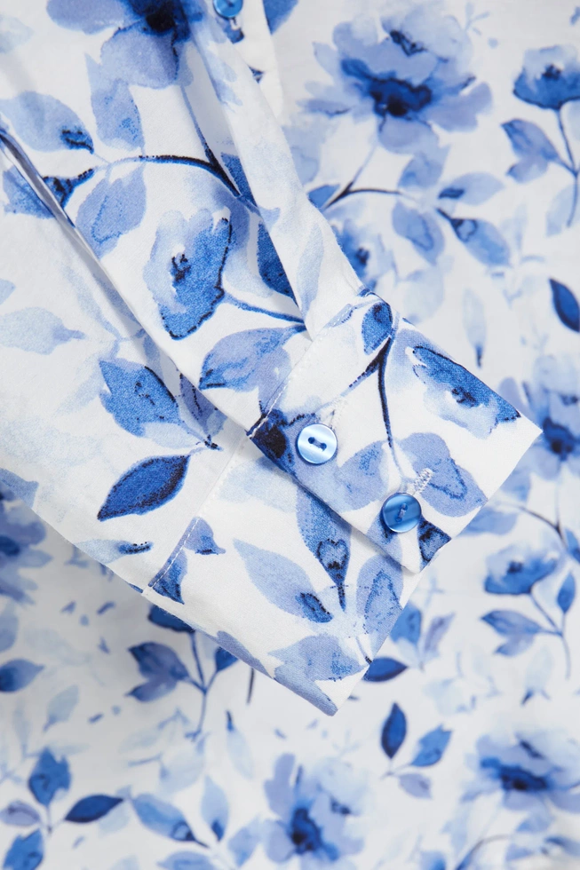 Koszula z nadrukiem kwiatów i długimi rękawami biała