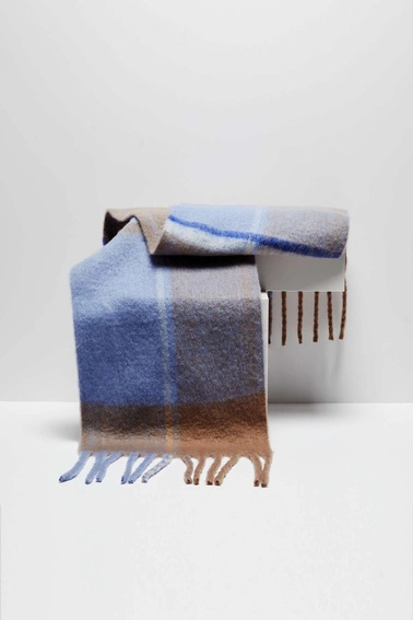 Szal w kratkę z frędzlami niebieski