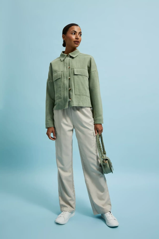 Kurtka z kieszeniami i kołnierzykiem oliwkowa