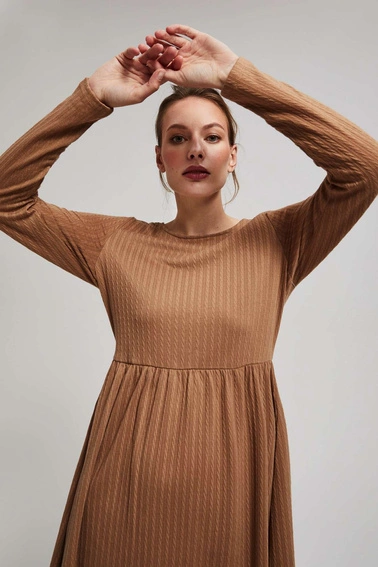 Sukienka z długimi rękawami i rozkloszowanym dołem ciemnobeżowa