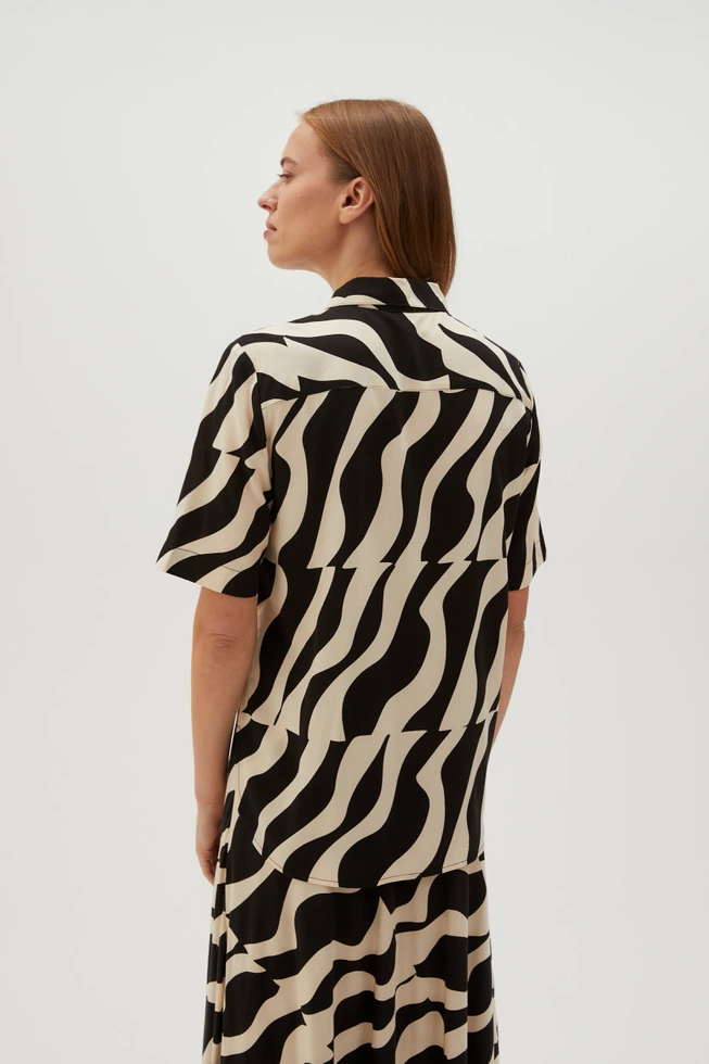 Wiskozowa koszula z krótkimi rękawami czarna