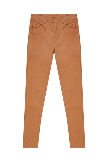 Woskowane spodnie o dopasowanym kroju karmelowe