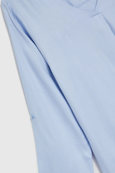 Gładka koszula z dekoltem w serek błękitna 